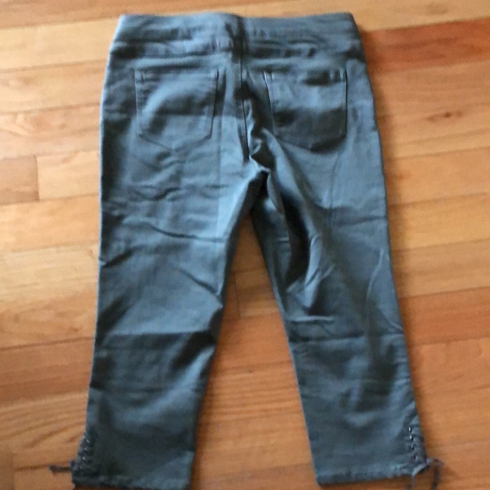 Capris Pants - Picture 4 of 4